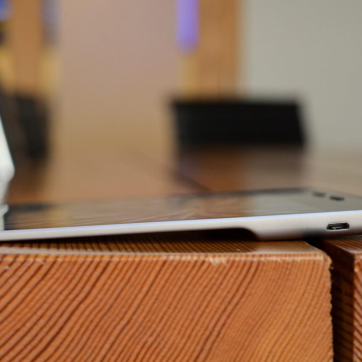 A profile view of the thickness of the Amazon Kindle Oasis.