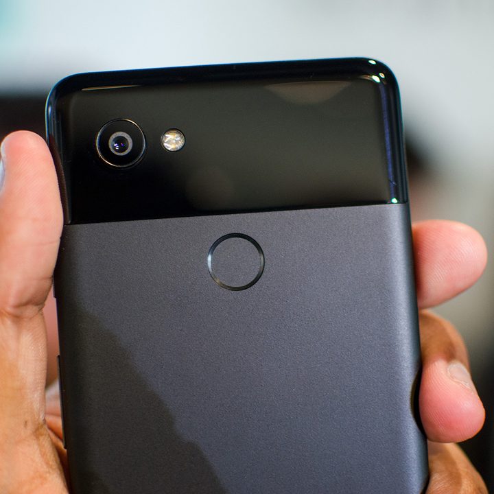 Google Pixel 2 v iPhone body