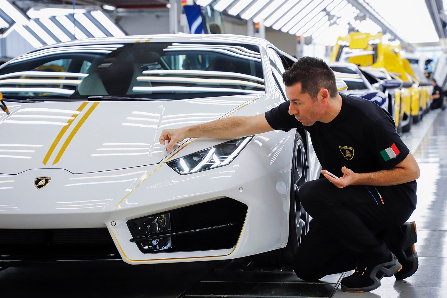 lamborghini gifts huracn lp580 2 to pope francis for charity 2017  digitaltrends gets a huracan 4