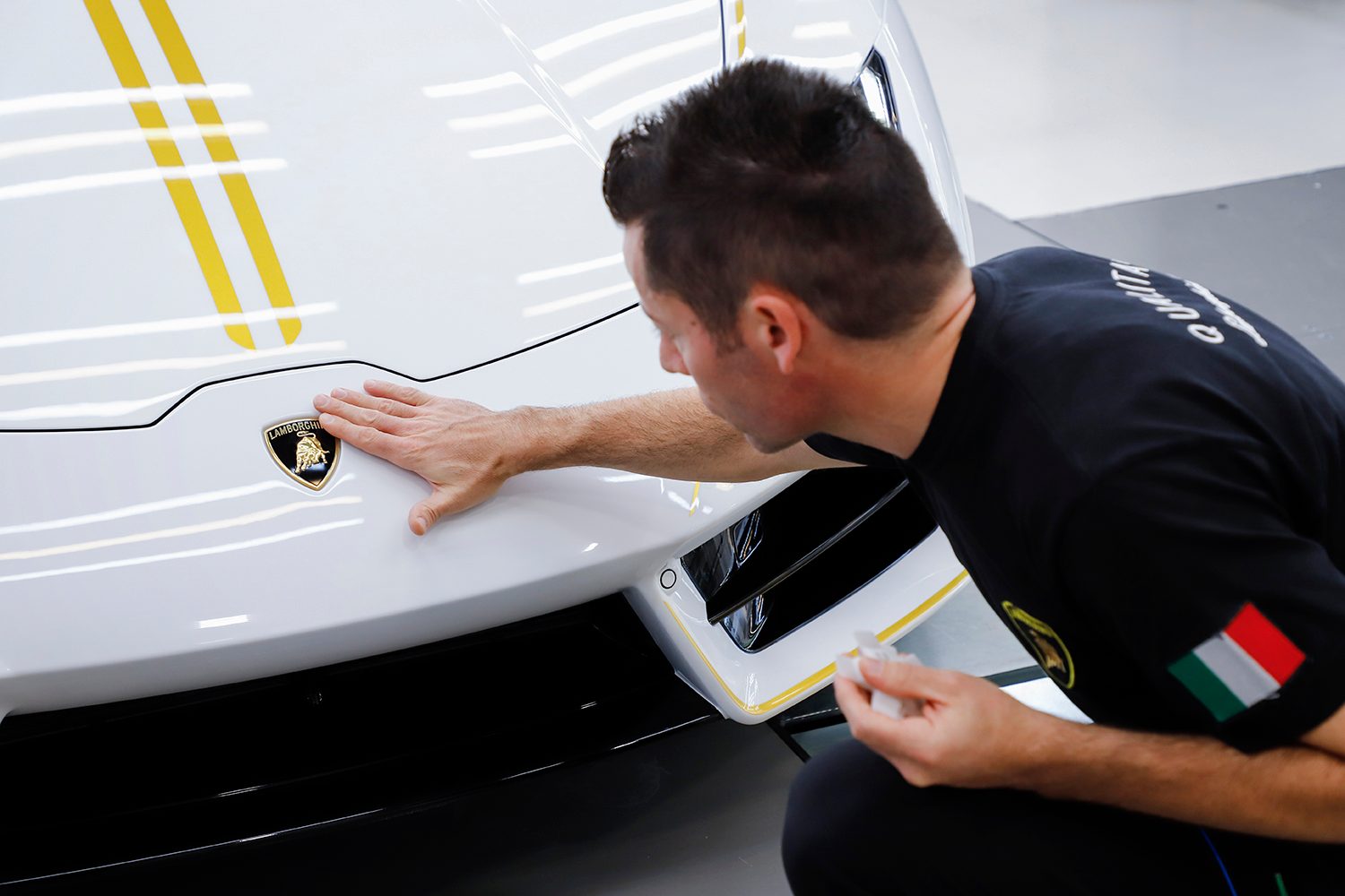 lamborghini gifts huracn lp580 2 to pope francis for charity 2017  digitaltrends gets a huracan 5