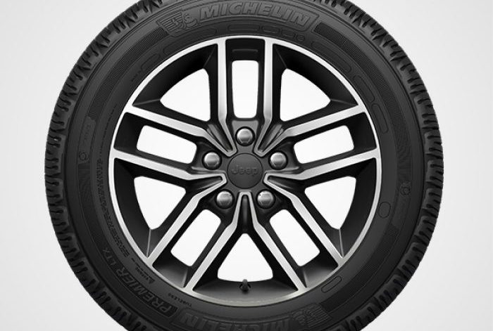 2018 Jeep Grand Cherokee Limited 18-inch aluminum wheels