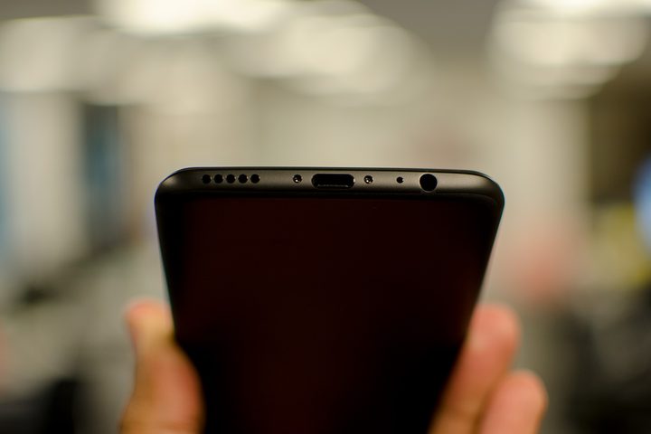 oneplus 5t hands on review charging port