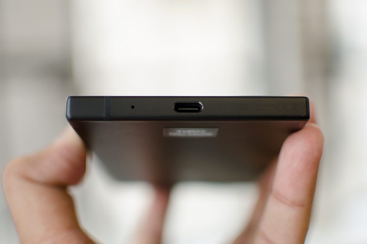 Razer Phone review bottom profile