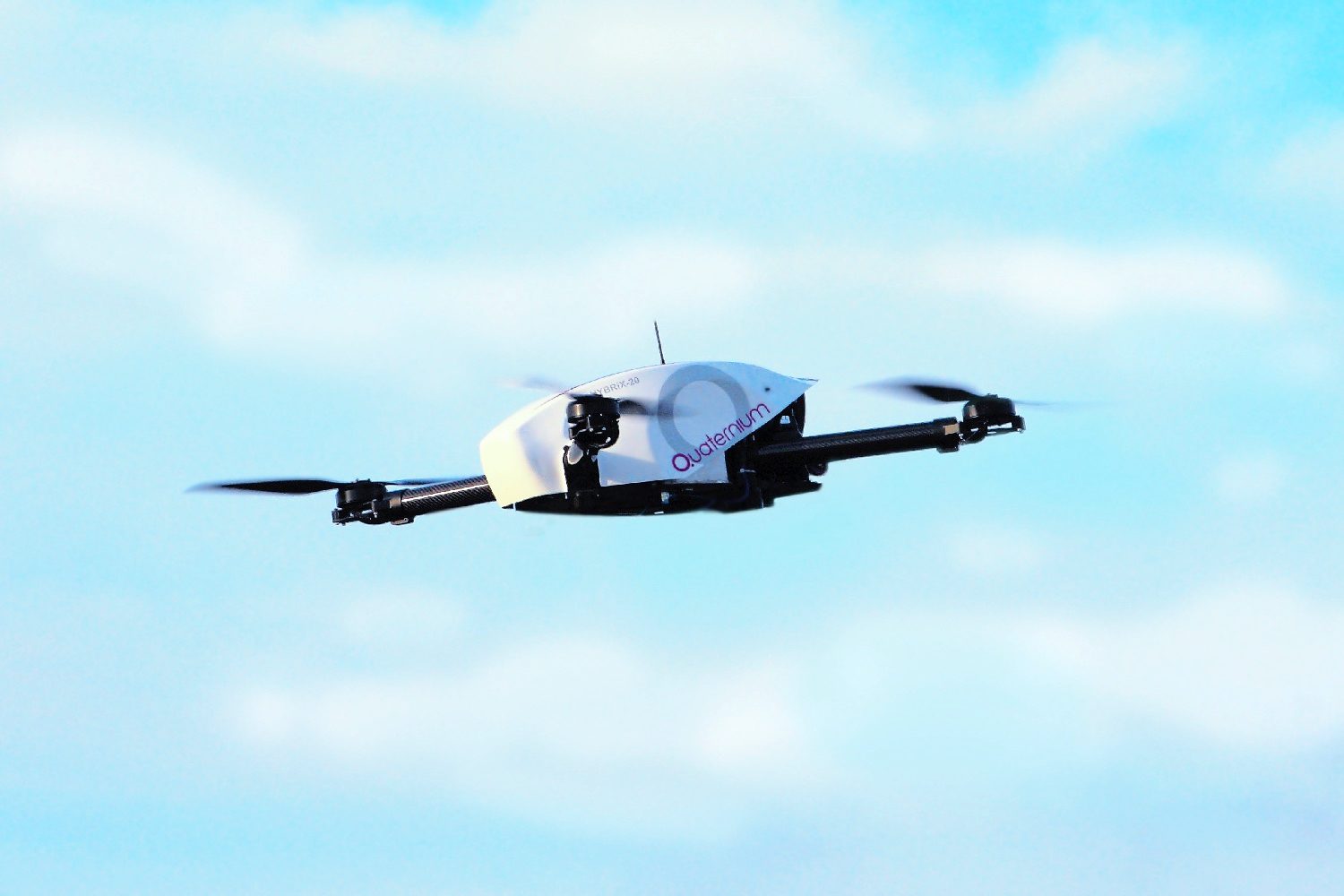 quaternium drone record 4 40 hybrix en vuelo