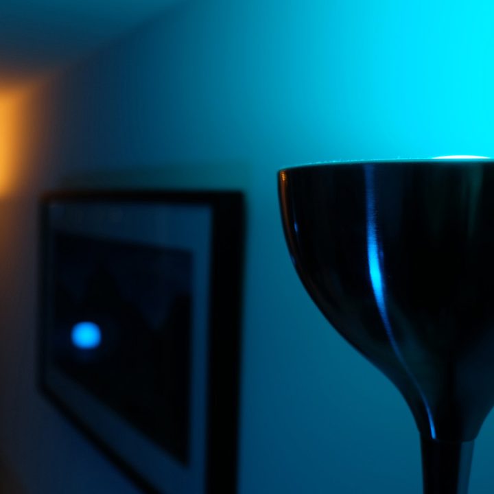 Wiz smart connected lights review blue close.
