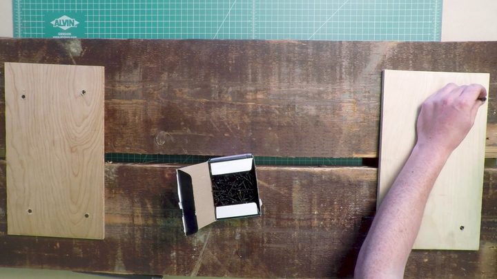 industrial-style clothing rack Assemble the wooden base