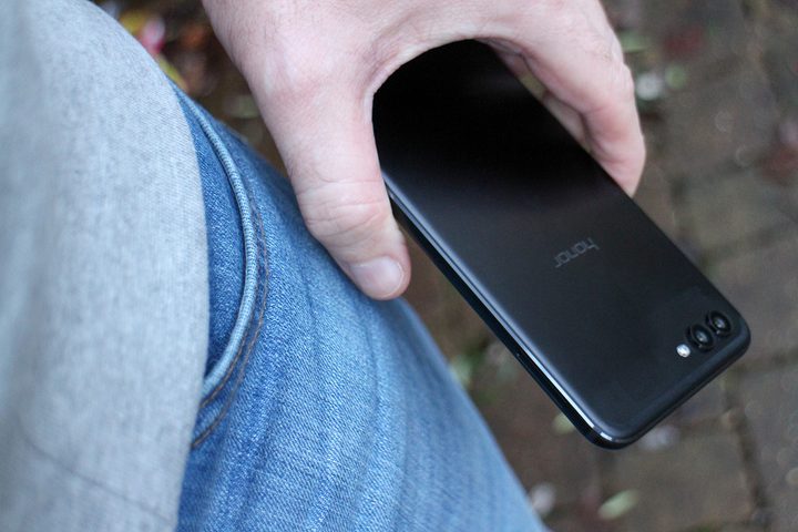 Honor View 10 review in hand