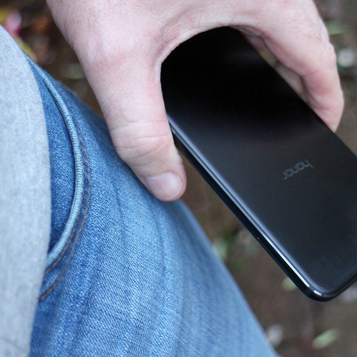 Honor View 10 review in hand