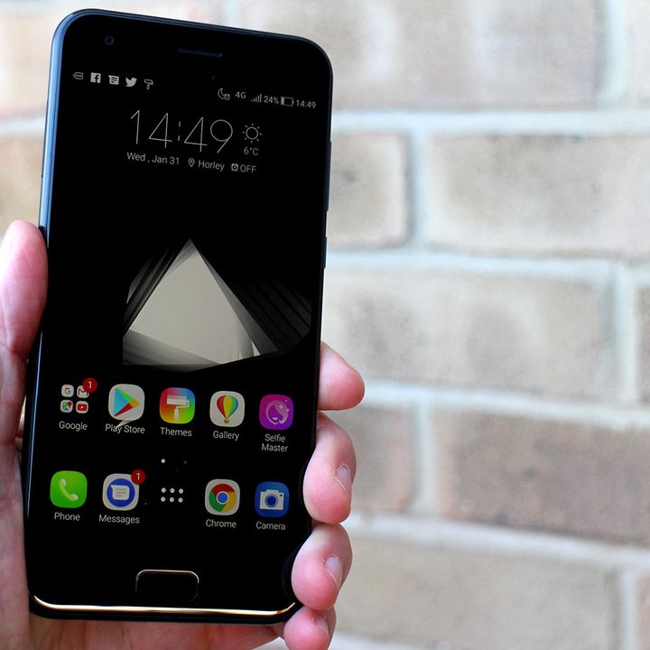 Asus Zenfone 4 Review hand