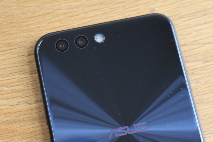 Asus Zenfone 4 Review back top table