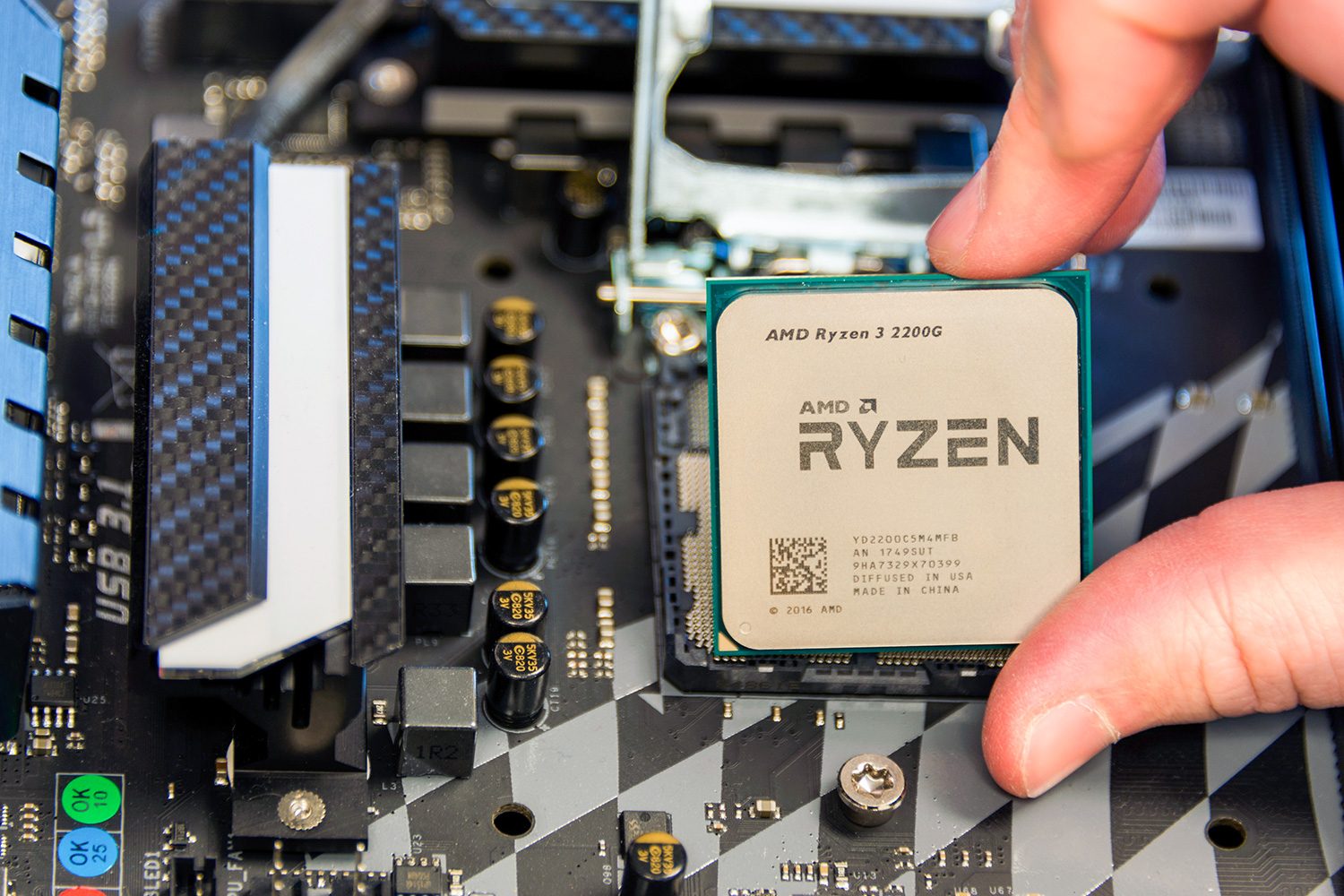 AMD Ryzen 5 2400G & Ryzen 3 2200G Review fingers motherboard
