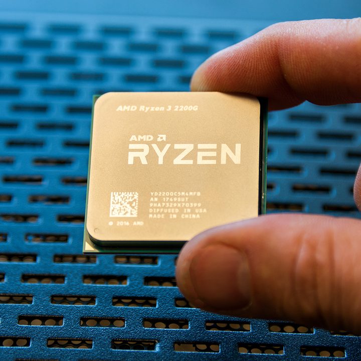 AMD Ryzen 5 2400G & Ryzen 3 2200G Review fingers