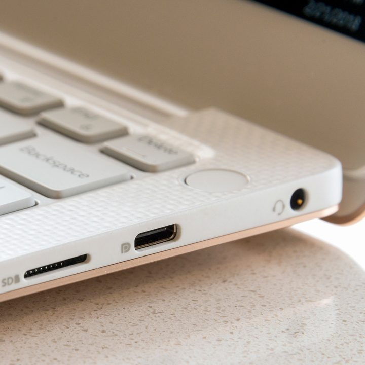 Dell XPS 13 9370 review | Ports on the right side of the laptop