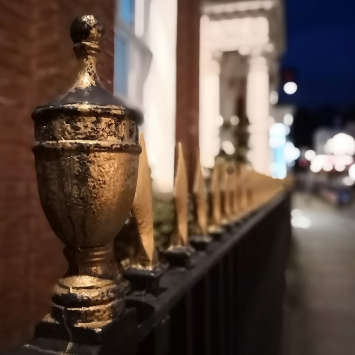 Honor View 10 vs. Oneplus 5T camera shootout bokeh fence honor