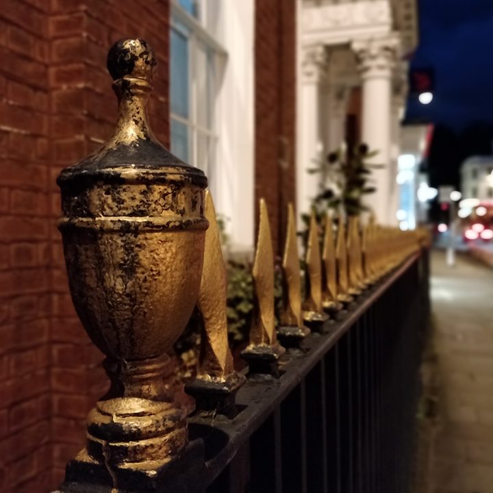 Honor View 10 vs. Oneplus 5T camera shootout bokeh fence oneplus