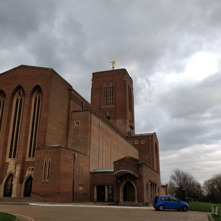 Honor View 10 vs. Oneplus 5T camera shootout cathedral side oneplus