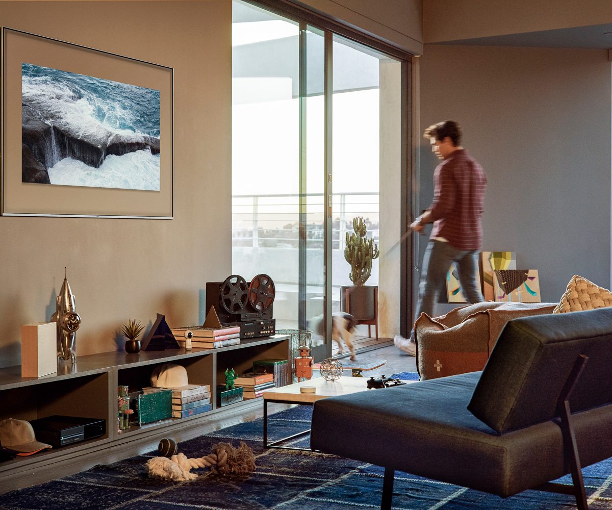 Samsung 2018 TV lineup | Q6FN blending into the wall