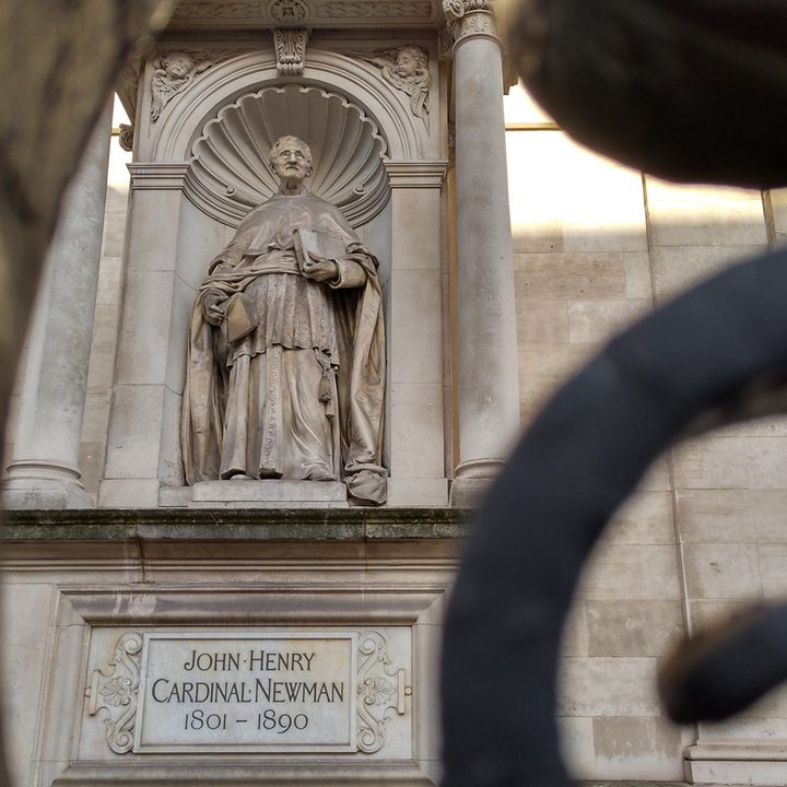 camera comparison statue through fence Blackberry Motion