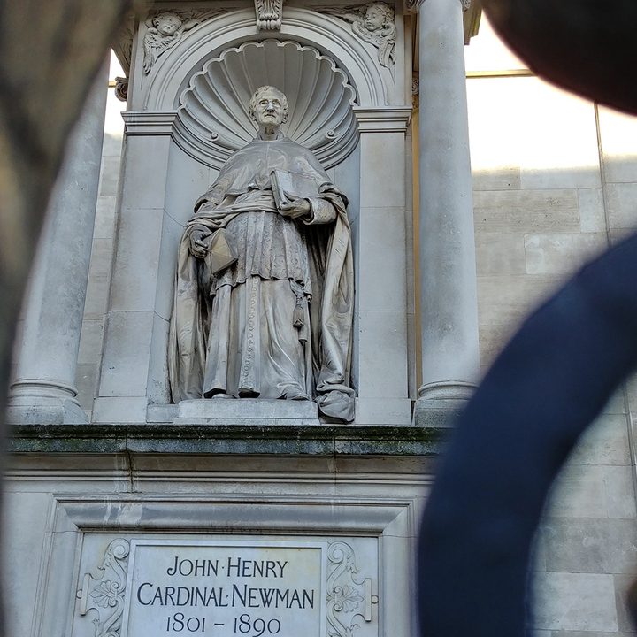 camera comparison statue through fence LG G6