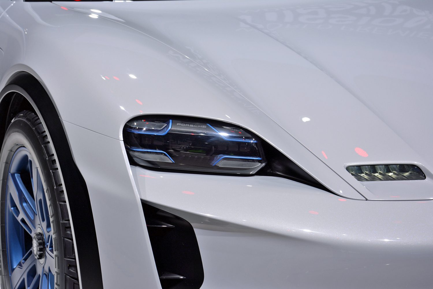 Porsche Mission E Cross Turismo live