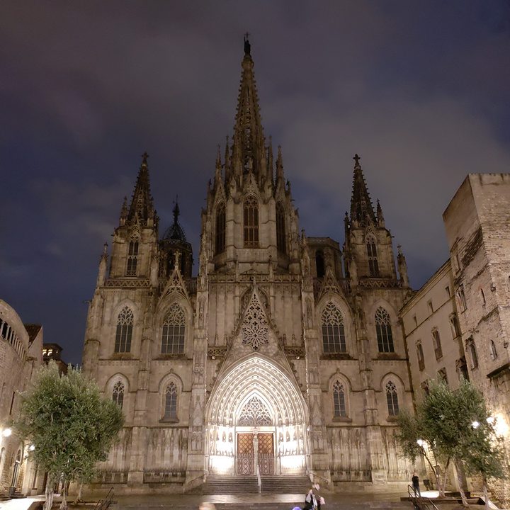 low light camera comparison Barcelona Cathedral Samsung Galaxy S9 Plus