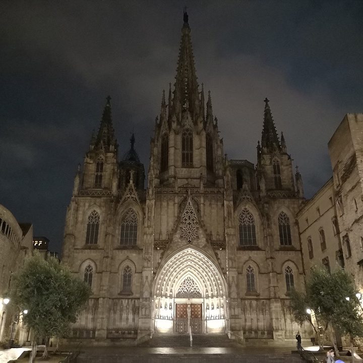 low light camera comparison Barcelona Cathedral Huawei Mate 10 Pro