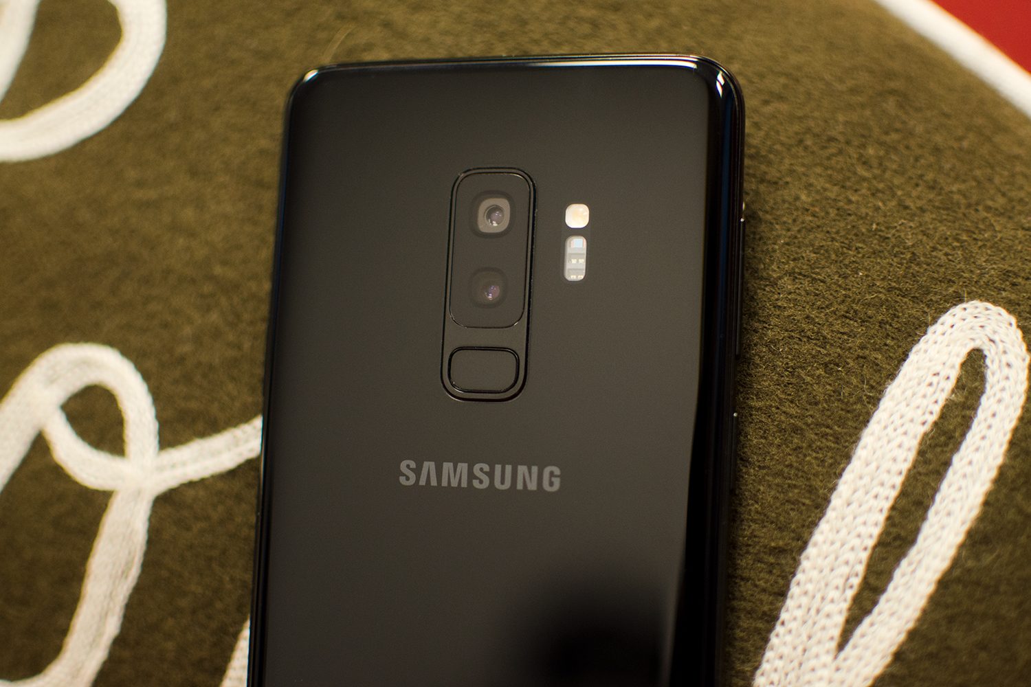 samsung galaxy s9 plus review back logo