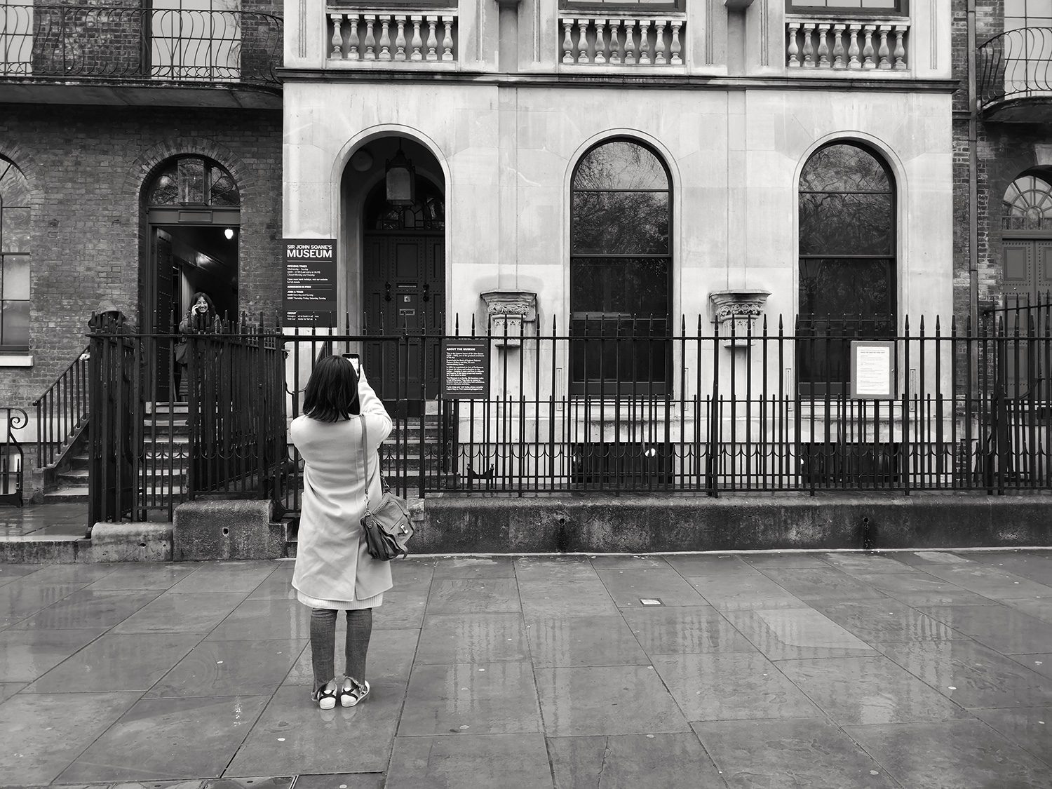 huawei p20 pro review sample photo bw woman 2