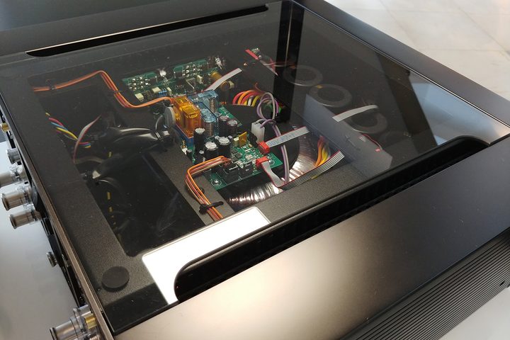 Meridan-Audio-amplifier-open