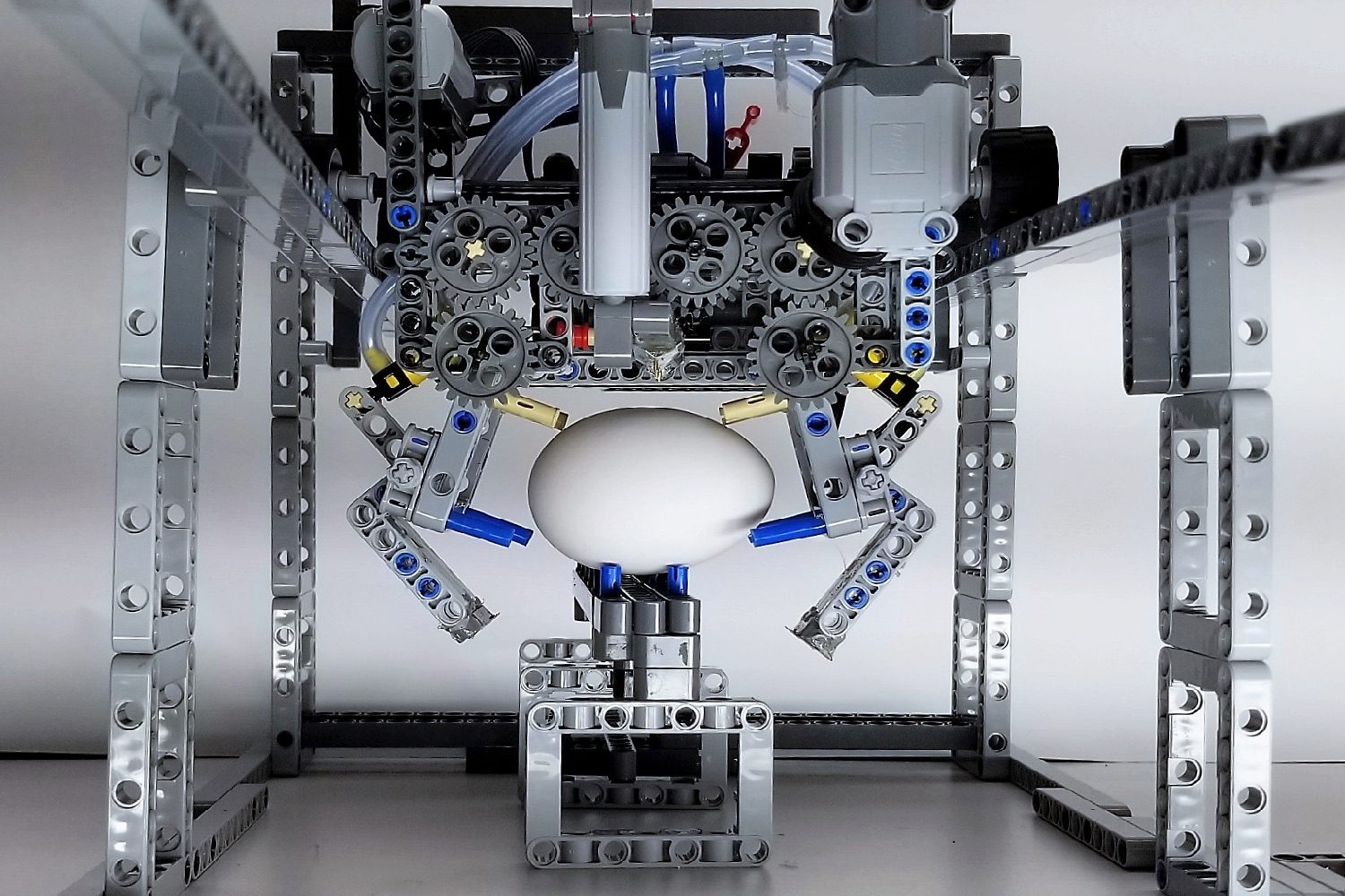 lego robot prepares breakfast egg2