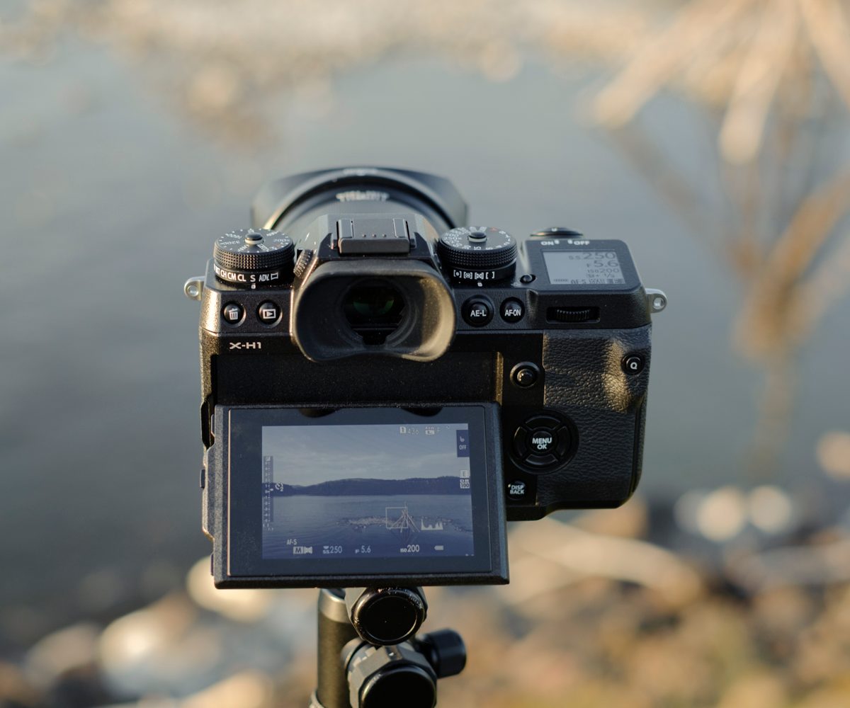 Fujifilm X-H1 review | Backside of camera shooting a lake in the live view mode