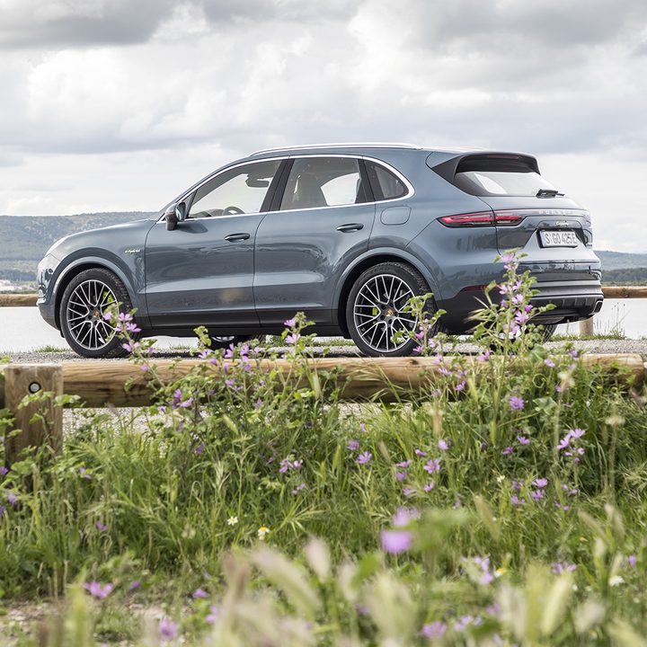 2019 porsche cayenne e hybrid review hero