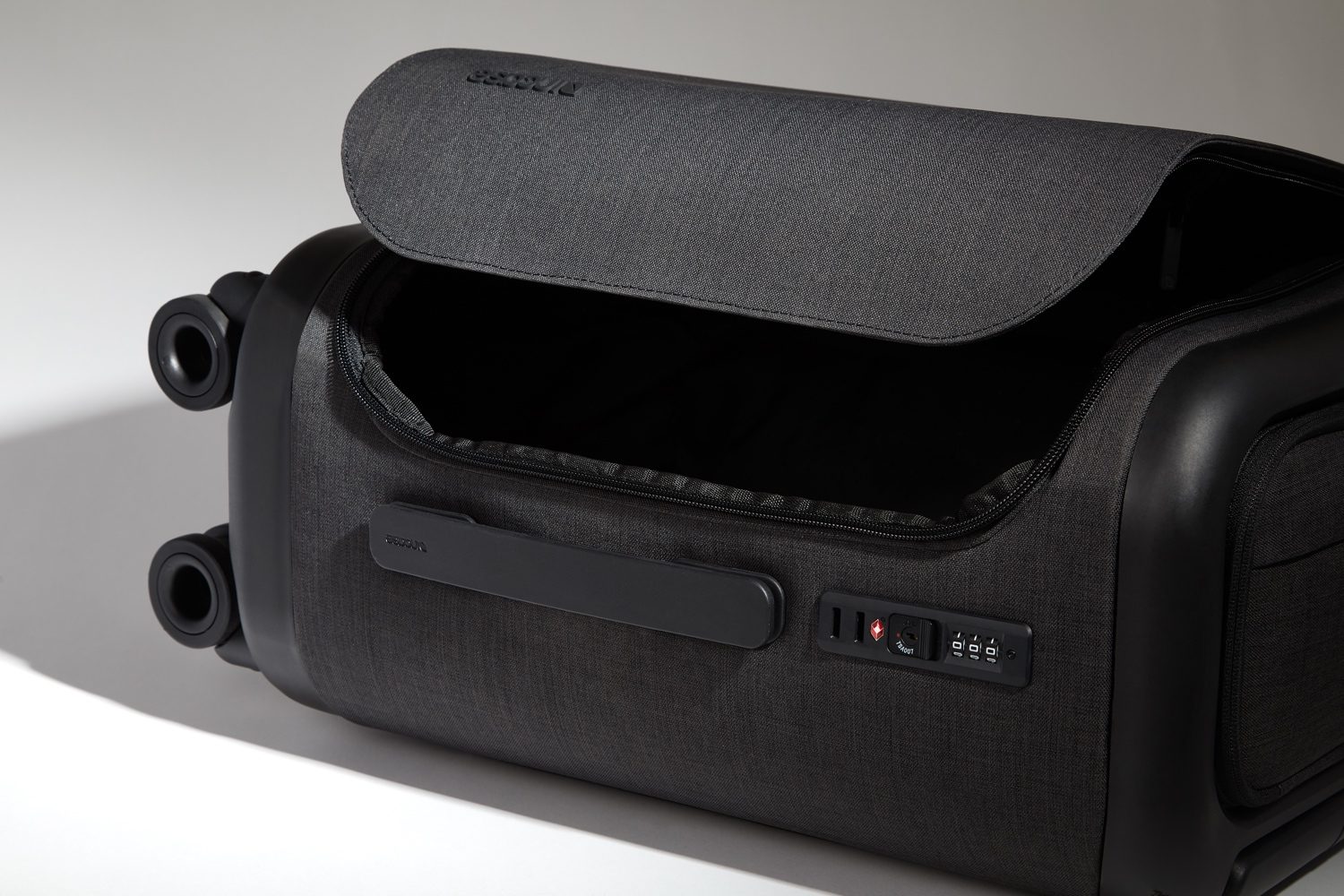 incase proconnected 4 wheel hubless roller smart luggage blends high design with large capacity battery studio0259  1