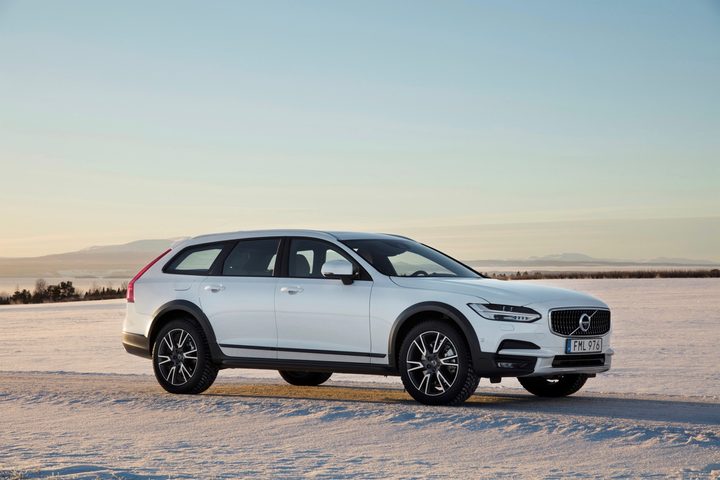 best family cars 2018 Volvo V90 Cross Country