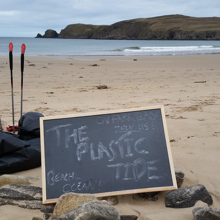 the plastic tide sign on beach