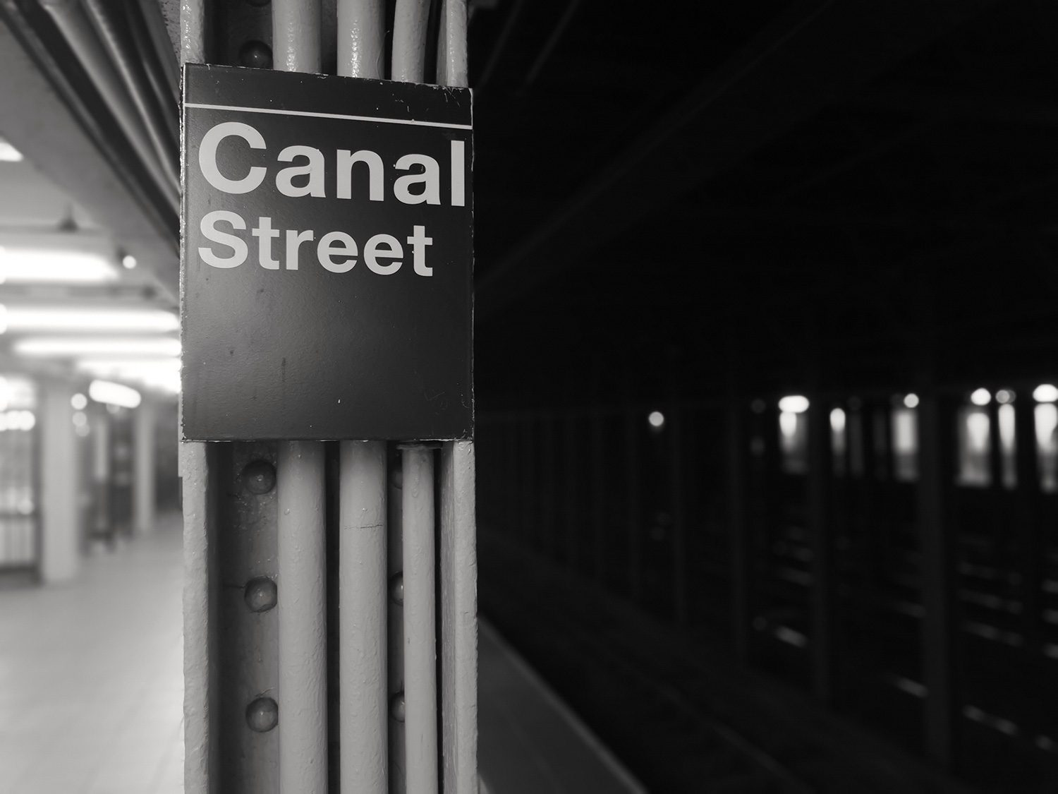 porsche design huawei mate rs camera sample bw canal street