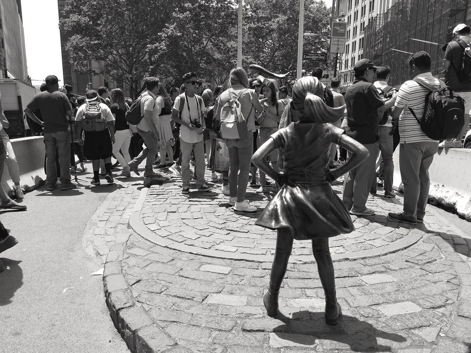 porsche design huawei mate rs camera sample bw statue