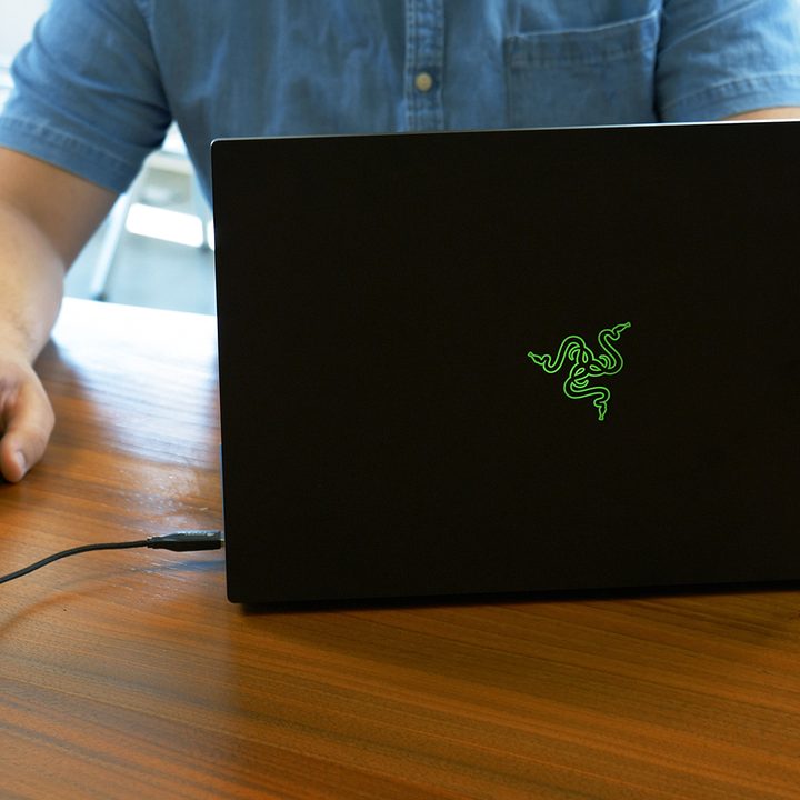Razer Blade (2018) back lifestyle mouse