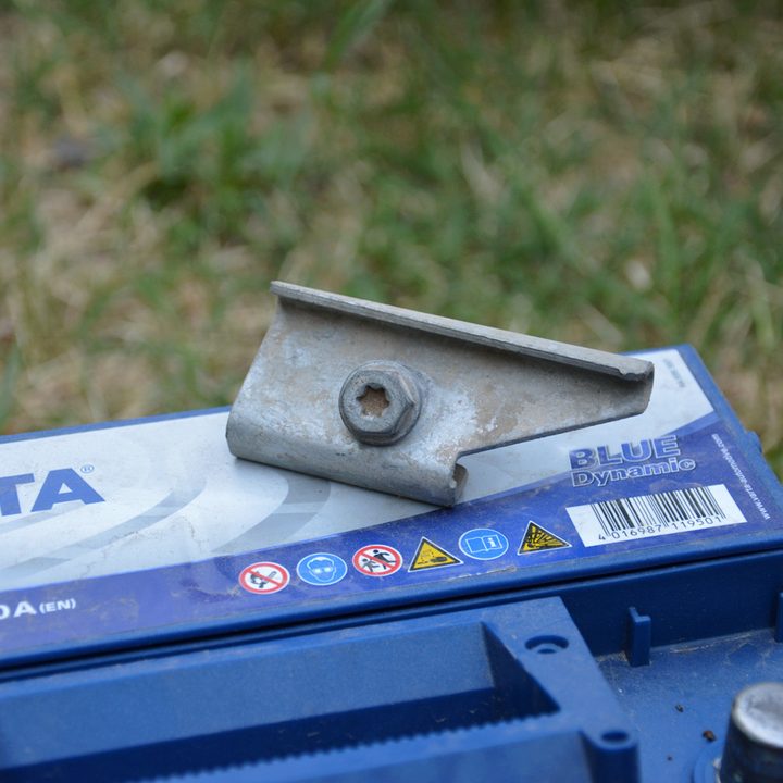 how to change a car battery