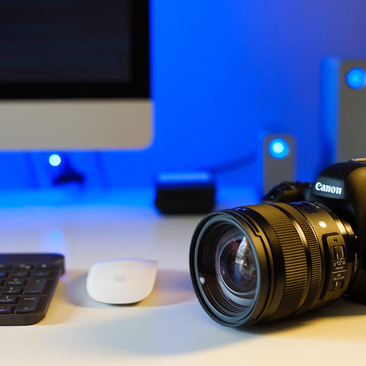 Sigma 24-70mm F2.8 Art review camera on desk
