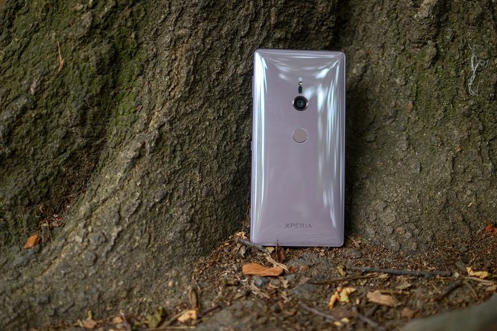 sony xperia xz2 back against tree