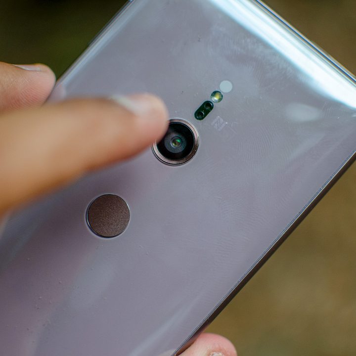 sony xperia xz2 lens in hand