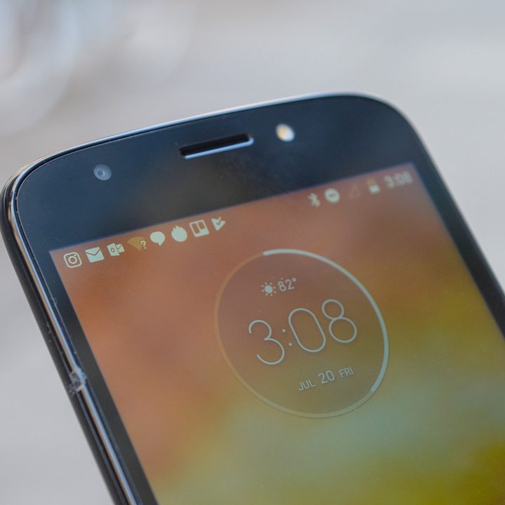 moto e5 play clock widget