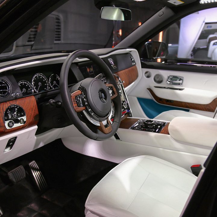 rolls royce cullinan front seat angle