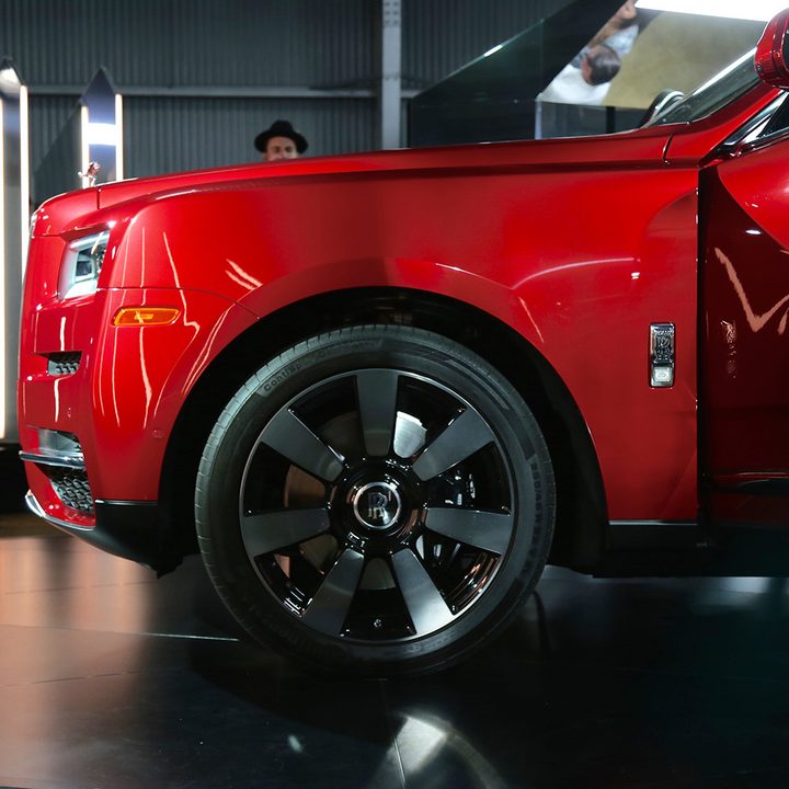 rolls royce cullinan left tire