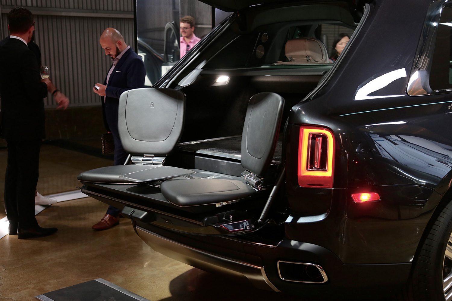 rolls royce cullinan trunk open angle