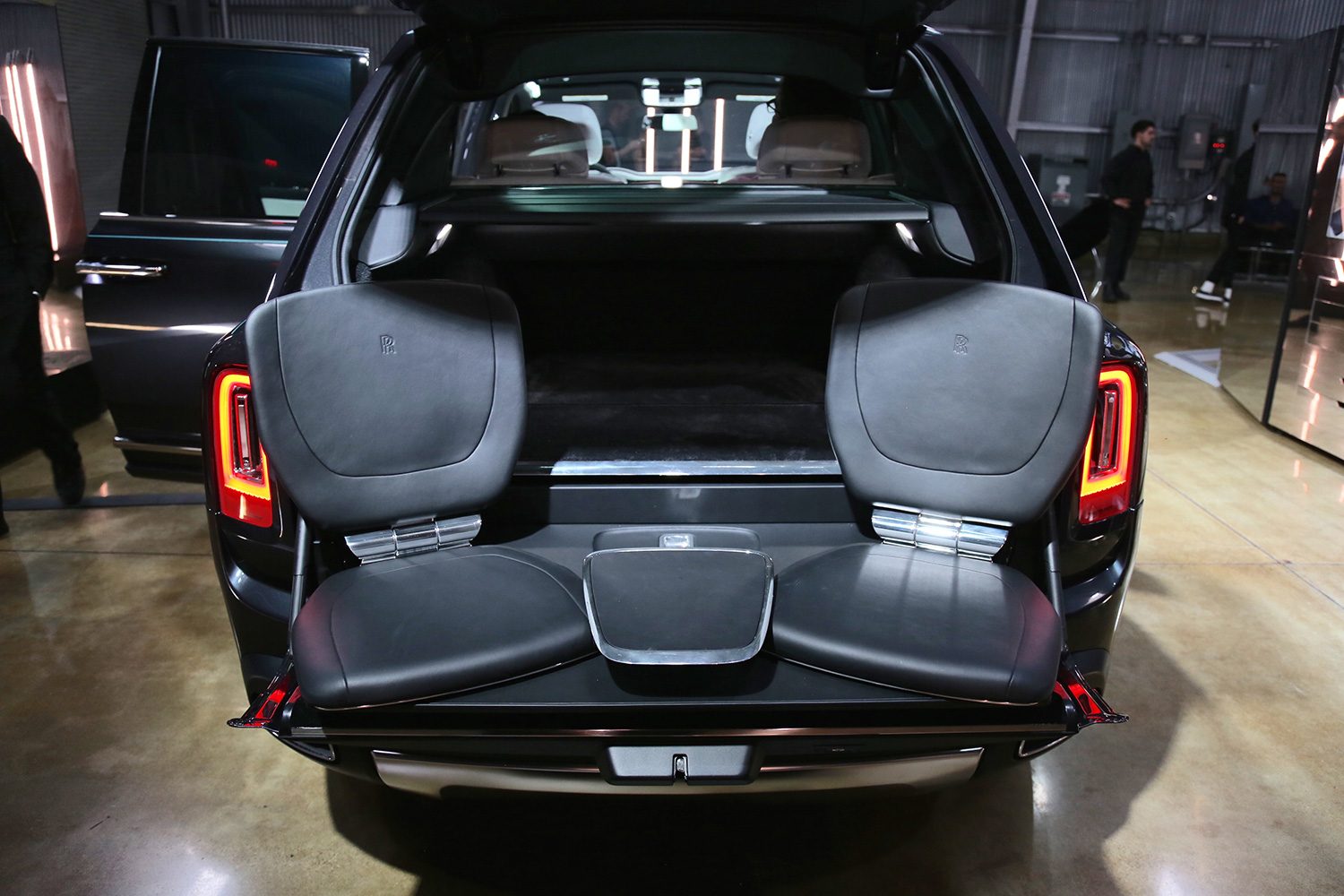 rolls royce cullinan trunk open