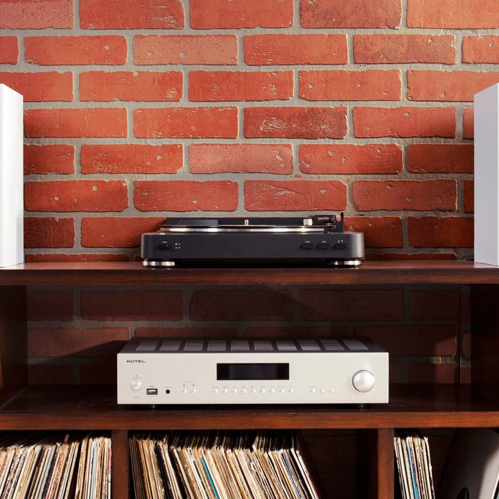 Bowers & Wilkins 607 speakers
