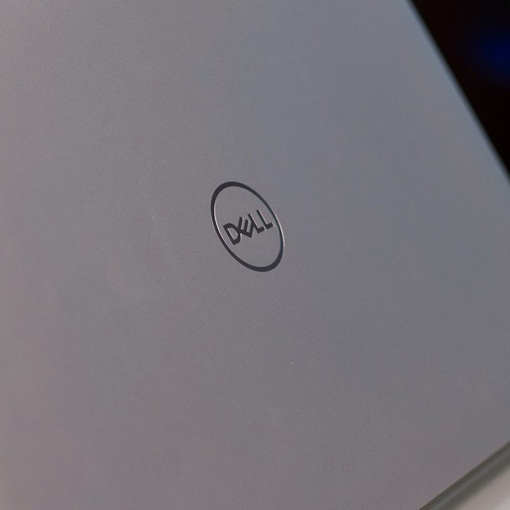 Dell XPS 15 9570 back logo