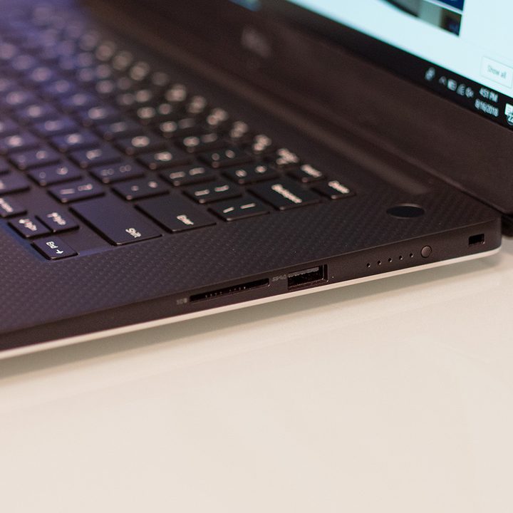 Dell XPS 15 9570 right ports